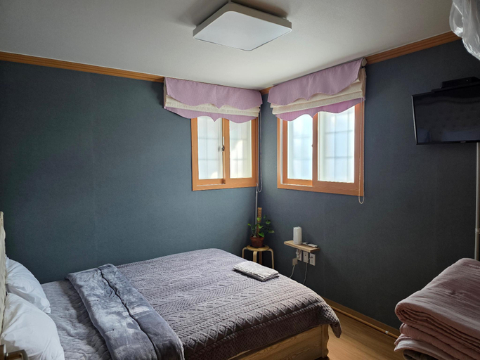 Bedroom 2, Ha-Wahyeon HOUSE (1st Floor): Beach Getaway!, Geoje