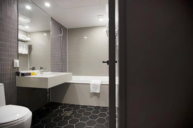 Bathroom 4, BAYHOUND HOTEL, Yeongdo