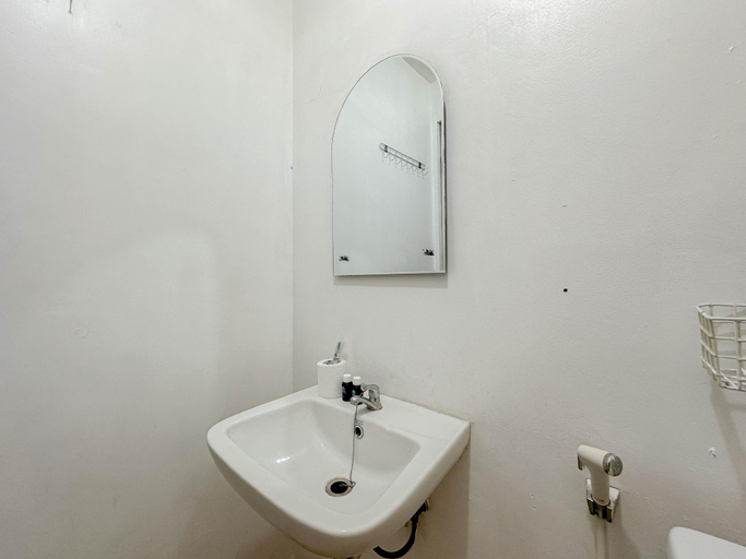 Bathroom 3, Studio at Tamansari Prospero Sidoarjo By Travelio, Sidoarjo