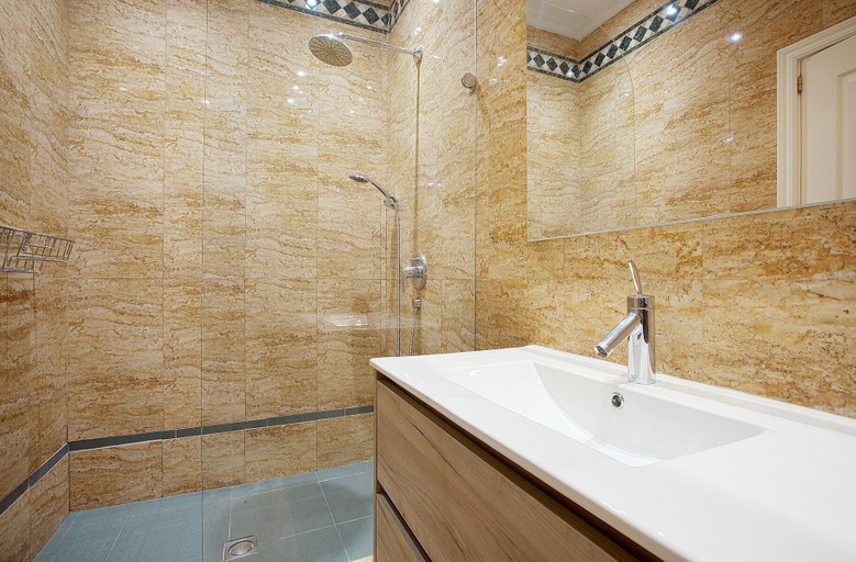 Bathroom 2, Big Apartment 2 Bedrooms & 2 Bathrooms. Chamberí, Madrid