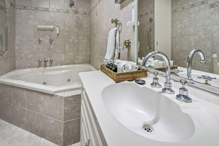 Bathroom 4, Alzburg Resort, Mansfield