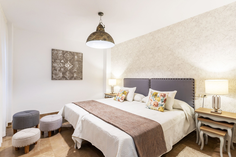 Room 5, Fabulous 3 Bd Apartment Great Location. Puerta Real, Granada