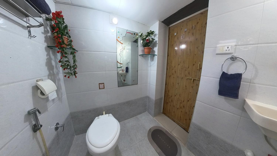 Bathroom 5, Homeland Stay- Gold Category 3BHK Suit Nr Kankaria, Ahmadabad