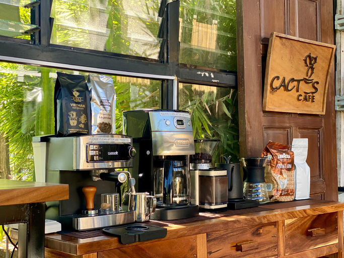Food & Drinks 5, Chic Suite | Mountain View + Zen Room Access, Tagaytay City