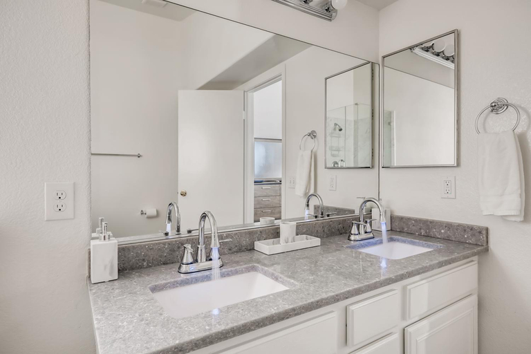 Bathroom, Luxurious House With A Pool, Spa, and Patio , Clark