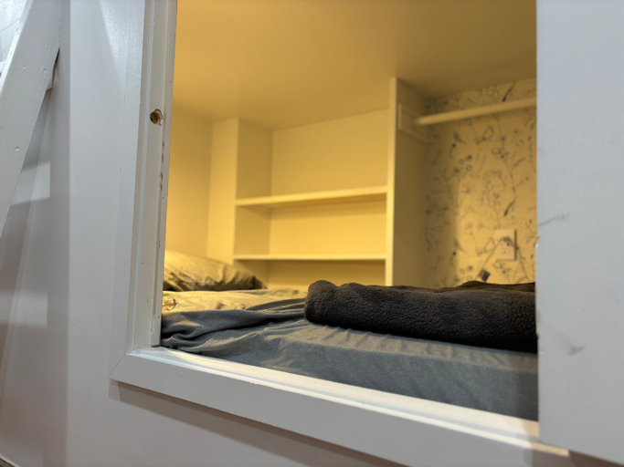 Bedroom 4, Capsule hostel, Newark