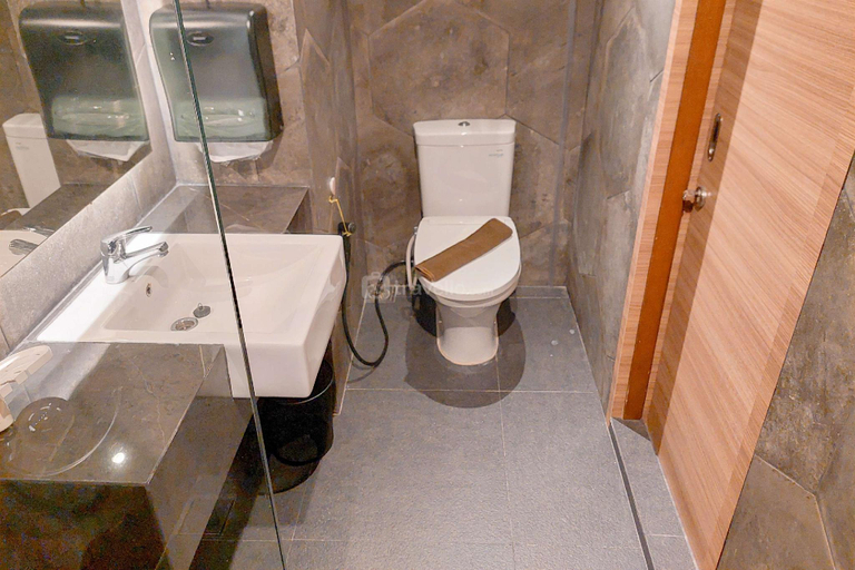Bathroom 3, Spacious Comfy 3BR at M-Town Signature By Travelio, Tangerang