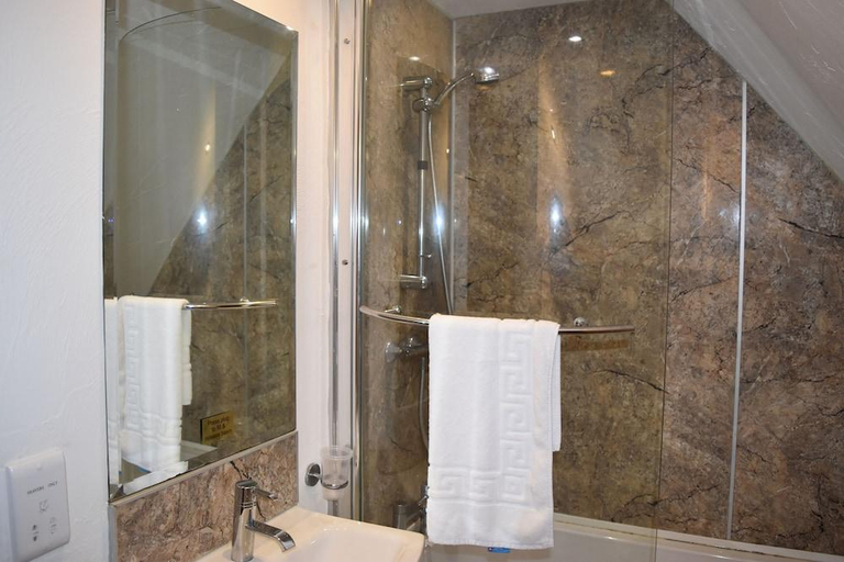 Bathroom 4, Three Horseshoes Country Inn, Vale of Glamorgan