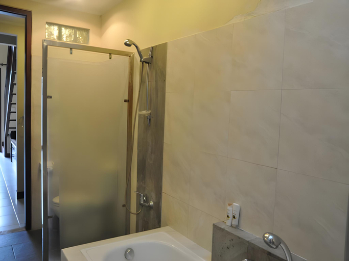 Bathroom 5, Sayang Taman Villas, Denpasar