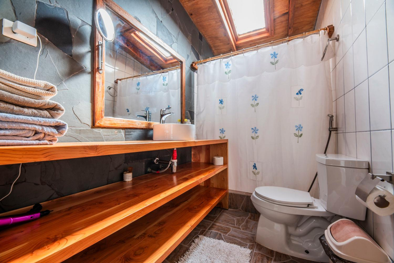 Bathroom 2, Cabana Media Luna, El Loa