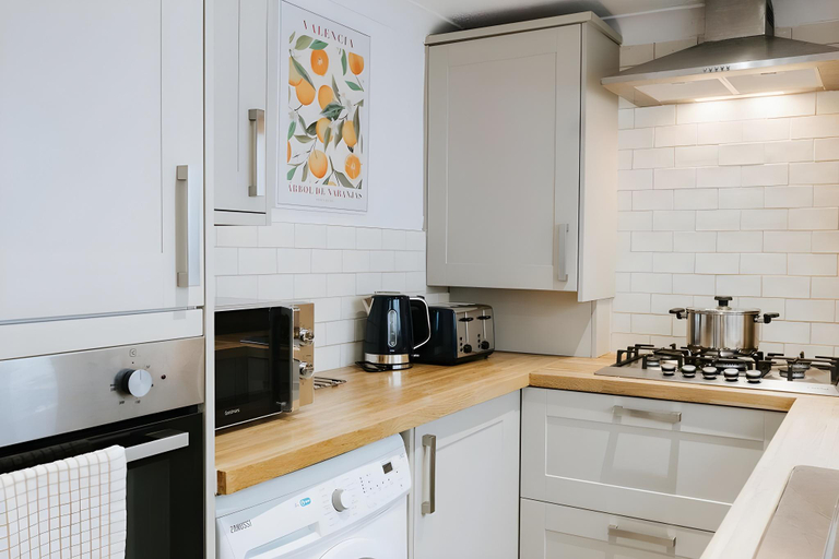Others 4, 3 Bed Central Home with Netflix, Saint Helens
