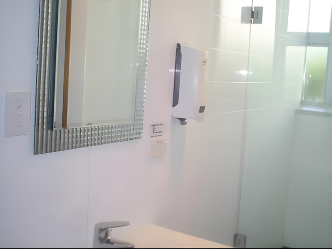 Bathroom 4, Finlay Jack's Backpackers, Taupo