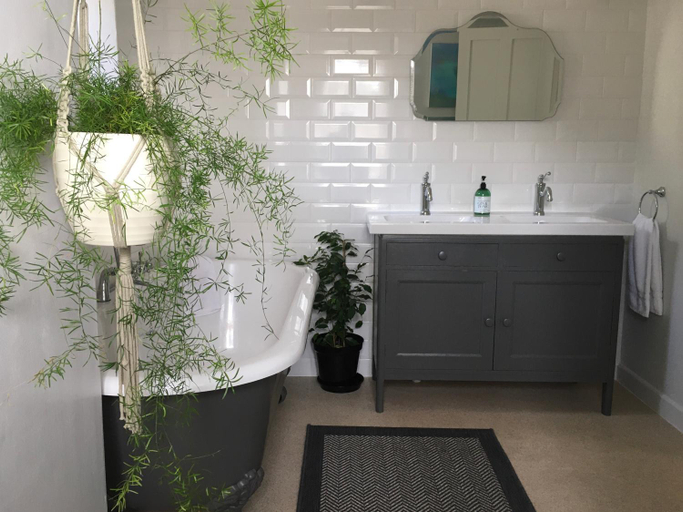 Bathroom 2, Bay Cottage & Bay Stables, Cornwall