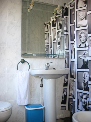 Bathroom 2, Hostal Casais, Pontevedra