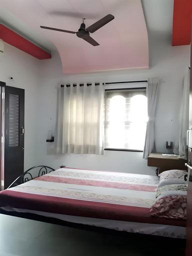 Bedroom 4, Homeland Stay- Gold Category 3BHK Suit Nr Kankaria, Ahmadabad