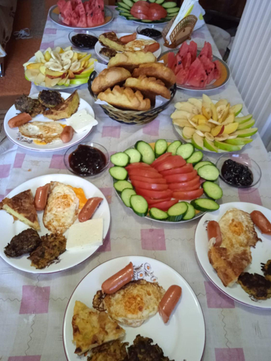 Food & Drinks 5, Rina's appartment, Skraparit