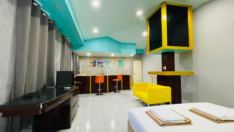 Others 4, Super Hostel, Pak Kret