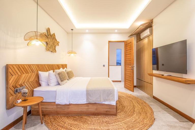5, Seaside Luxury: 4BR Villa, 400m to Finns, Canggu, Badung
