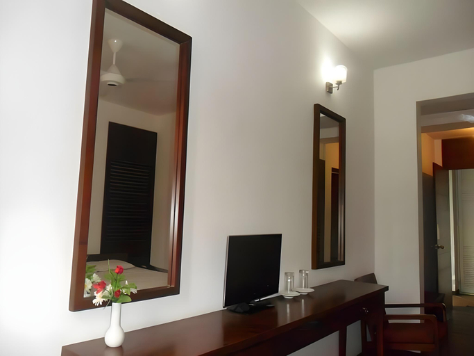 Others 4, Sapthapadhi Hotel, Kuruvita