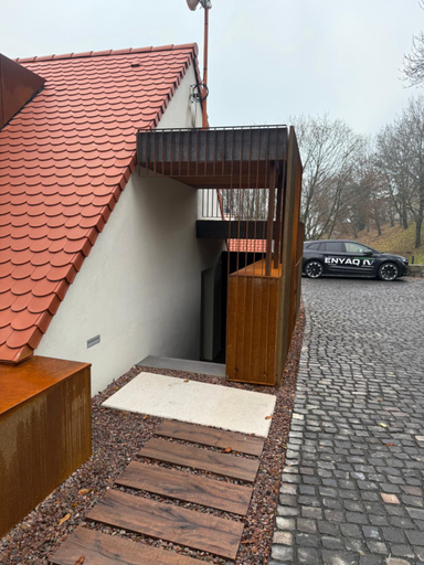 Exterior & Views