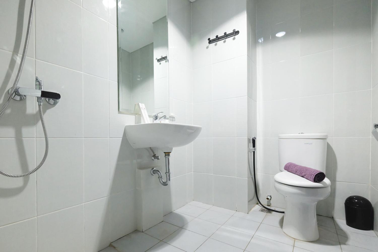 Bathroom 5, Compact Studio Casa De Parco Apartment By Travelio, Tangerang