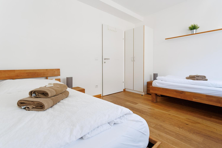 Bedroom 2, Spacious Group Apartment with Balcony, Wien