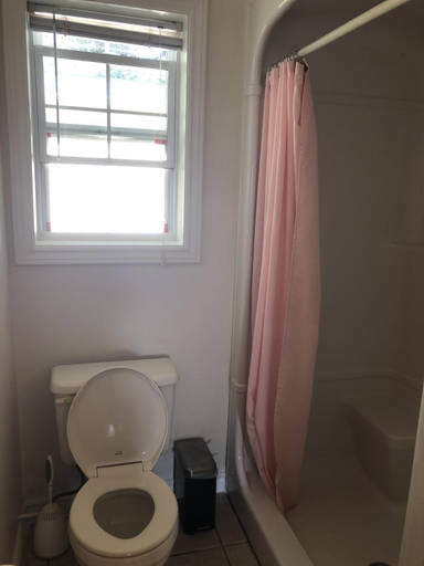 Bathroom 1, Bubbling Brook Cottages, Queens