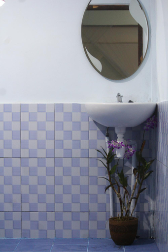 Bathroom 4, Adila Warung and Homestay, Buleleng