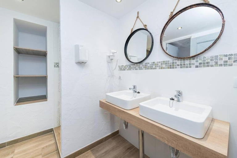 Bathroom 3, Singular Hostel By Eurotels - Albergue Juvenil, Baleares