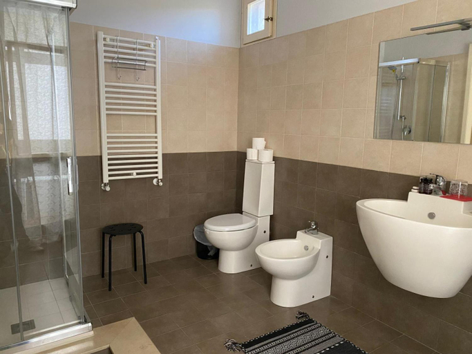 Bathroom 2, Maison Ruggero, Catania