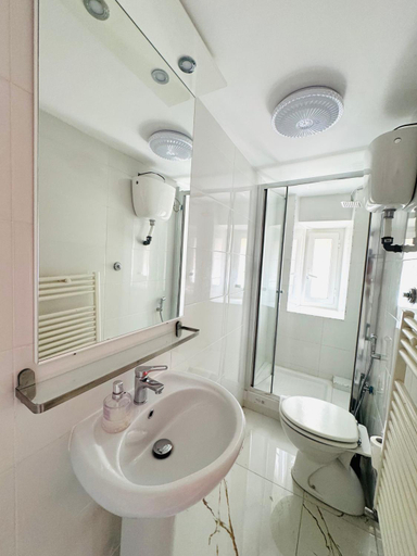 Bathroom 4, Oscar Rooms, Rome
