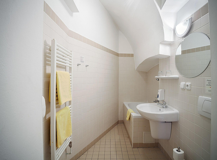 Bathroom 3, U Tri Bubnu, Praha 1