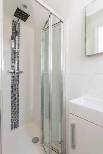 Bathroom 2, Ealing Gem 3 Bath, 2 En-Suite Flat w/ Parking, London