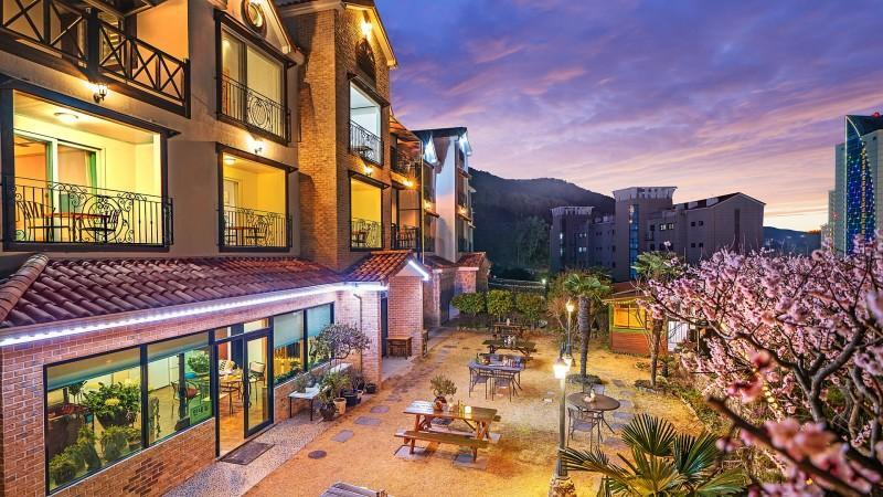 Exterior & Views