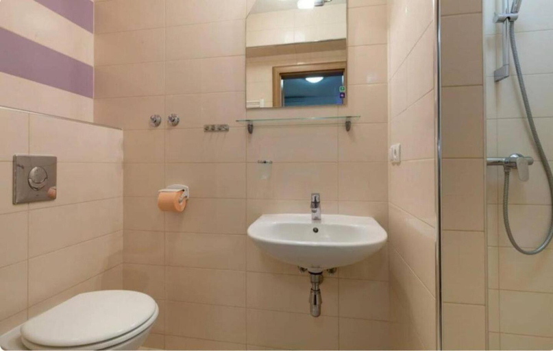 Bathroom 3, Affabilis Vip House, Okrug