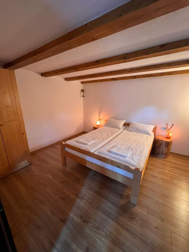 Bedroom 2, Famives vendeghaz, Siculeni