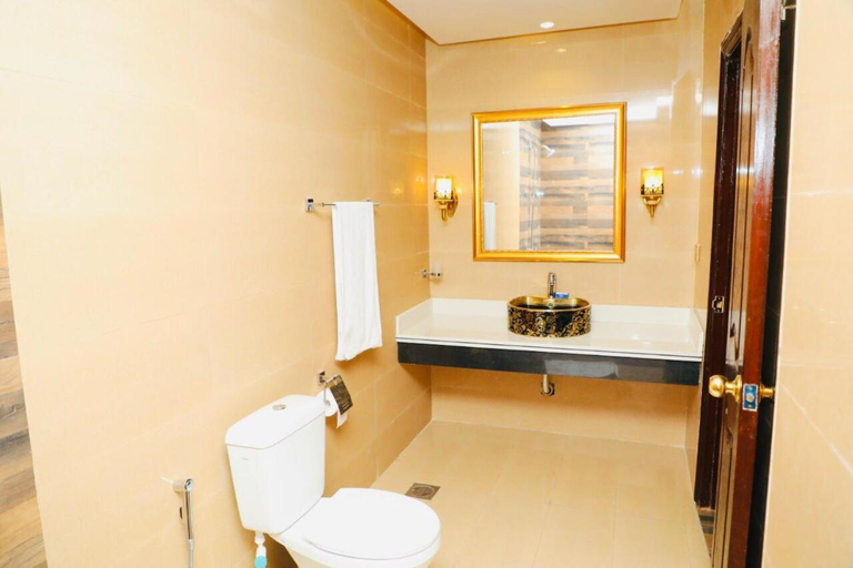 Bathroom 4, Royal Mansion Hotel, Multan