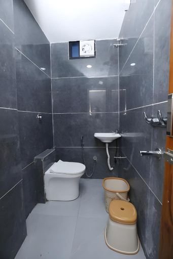 Bathroom, Hotel Garima, Ujjain
