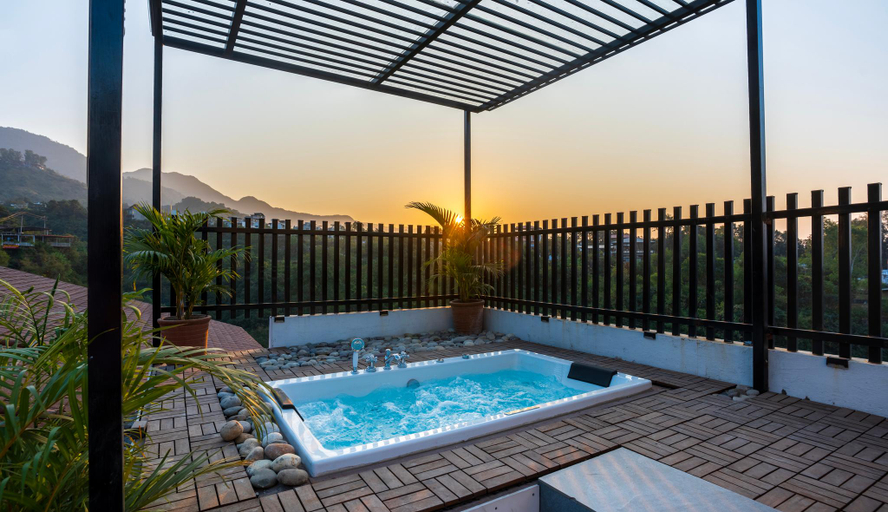 Hot tub 4, Chakk 109 Mussoorie Foothills, Dehradun, Dehradun