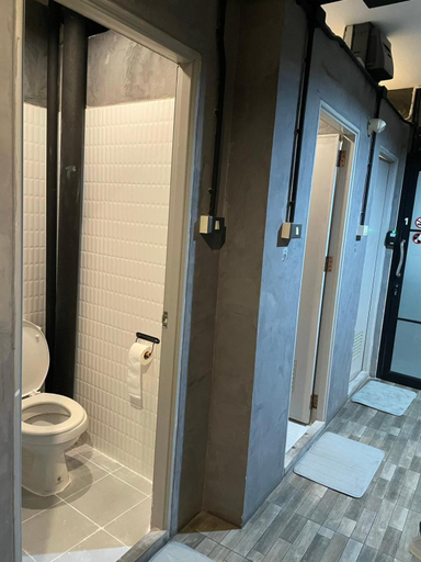 Bathroom 2, Brio Cafe and Hostel, Khlong San