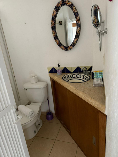 Bathroom 2, La Piramide del Tepozteco, Tepoztlán