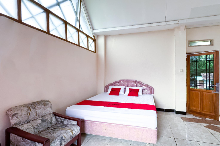 Bedroom, RedDoorz @ Argapuri Resort and Campsite Ciwidey, Bandung