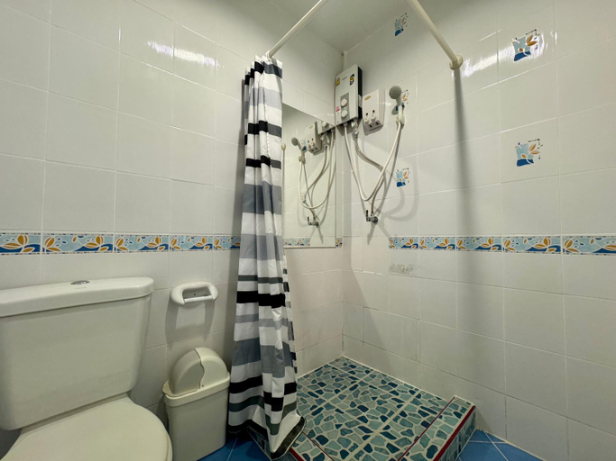 Bathroom 5, Ananas Central Phuket Hostel, Pulau Phuket
