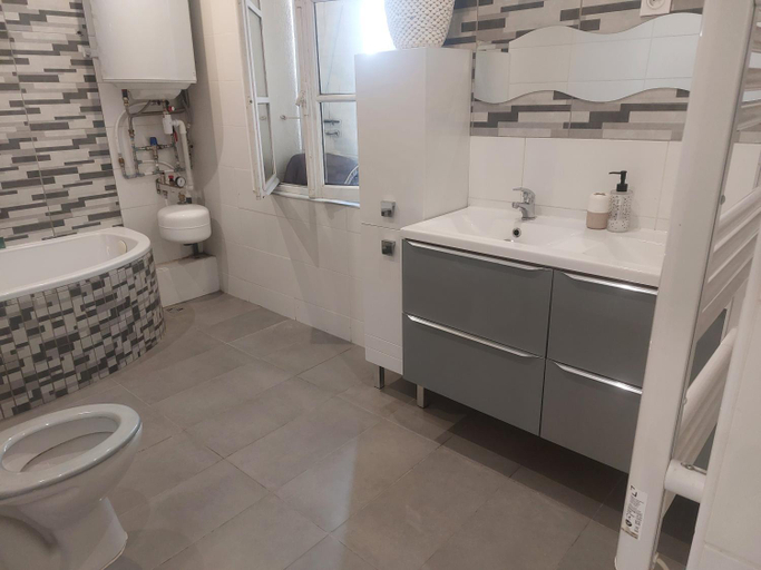 5, VILLA BELLA avec piscine et jacuzzi, Rhône