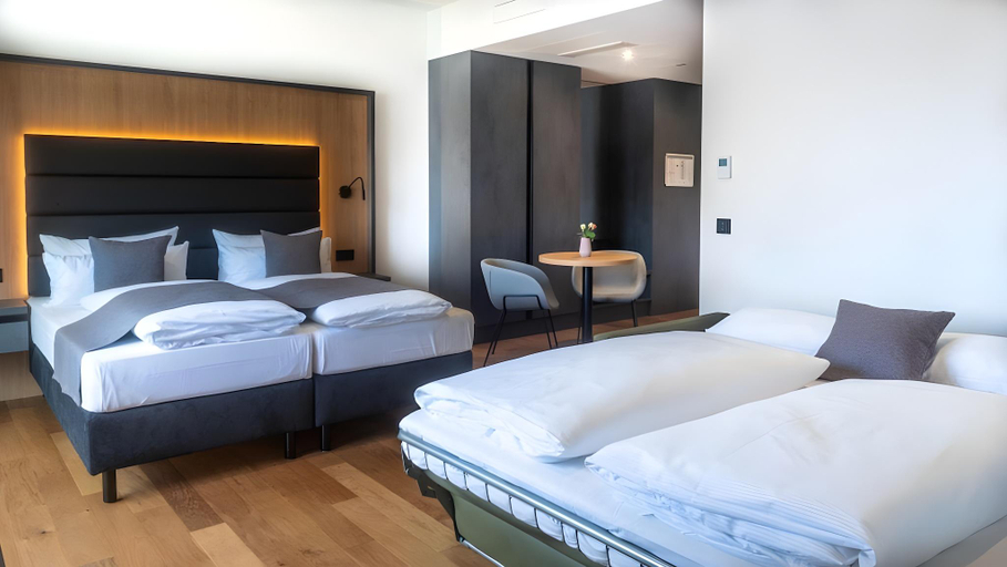 Bedroom 2, Burgau Hotel Sonnenhof, Günzburg