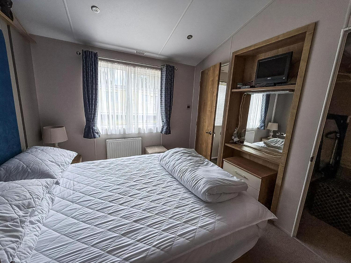 Bedroom 2, Beautiful Lodge With Decking In Norfolk, At Breydon Water Park Ref 10045B, Norfolk