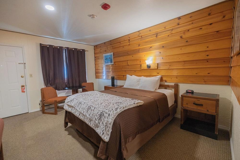 Bedroom 3, Captain's Choice Motel, Haines