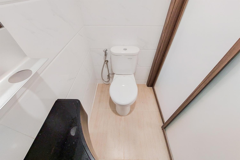 Bathroom 3, Nice Comfortable Studio Sky House BSD By Travelio, Tangerang Selatan