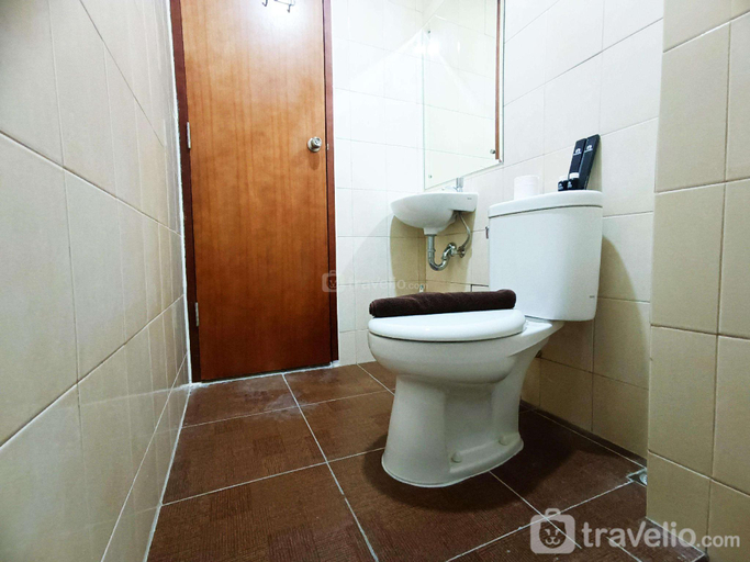 Bathroom 3, Lux 2BR Vida View Makassar Apartment By Travelio, Makassar