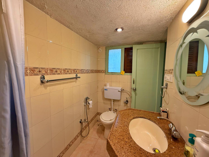 Bathroom 4, Captans Stay, Pune